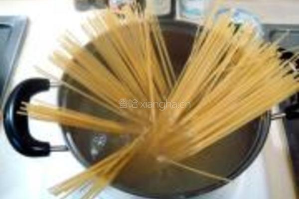 松茸培根炒意面的做法图解5