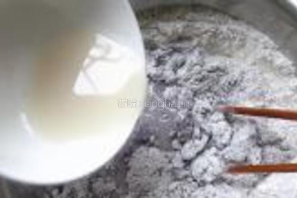 黑米葱油卷的做法图解2