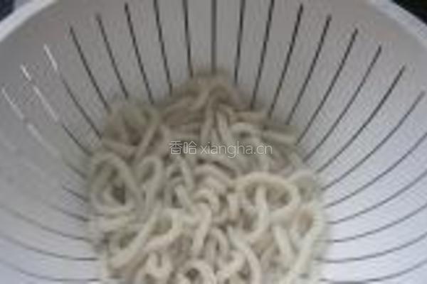 牛肉香菜炒乌冬的做法图解3