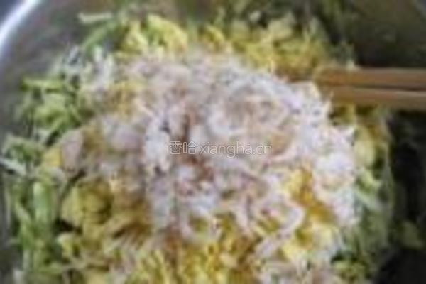 西葫芦鸡蛋虾皮蒸饺的做法图解7