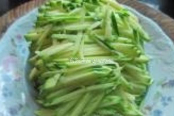 小炒嫩南瓜丝的做法图解2