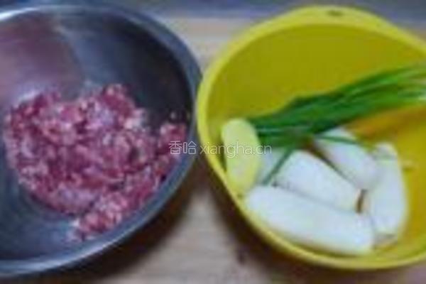 猪肉萝卜饺子的做法图解1