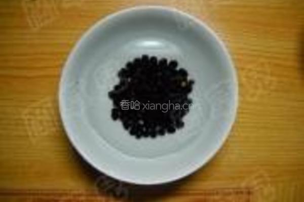 枸杞黑豆粥的做法图解2