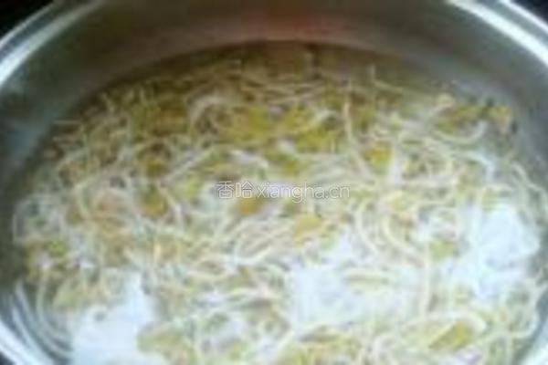 豆芽肉丝焖饼的做法图解2