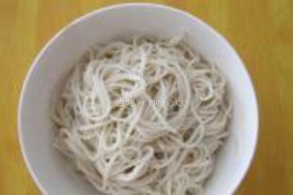 茄丝打卤面的做法图解3
