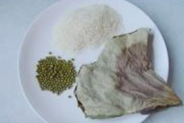 荷叶绿豆粥的做法图解1