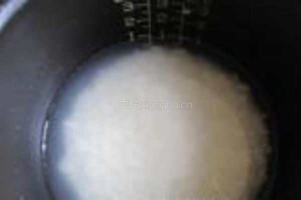 腊肉豆角焖饭的做法图解1