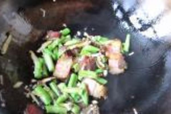 腊肉豆角焖饭的做法图解9