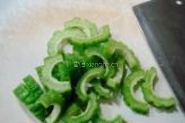 血菊苦瓜饮的做法图解1