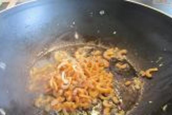 鸡蛋虾米生菜炒饭的做法图解4