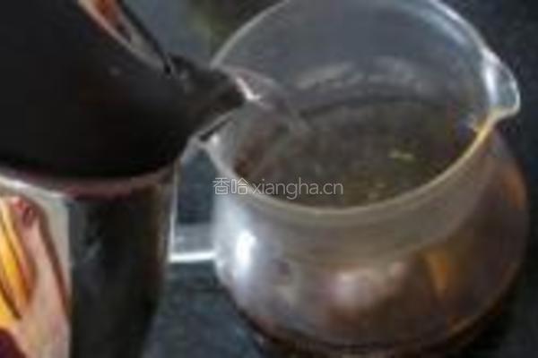 龟苓膏红茶蜂蜜饮的做法图解2