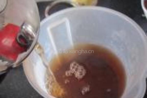龟苓膏红茶蜂蜜饮的做法图解3