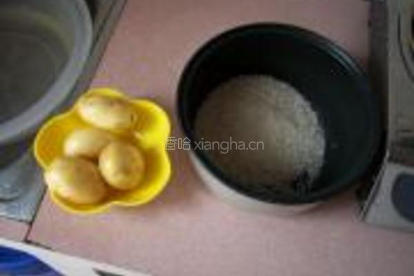 土豆焖饭的做法图解1
