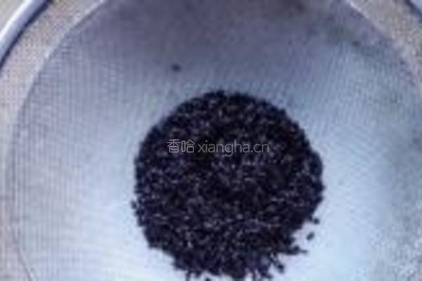 黑芝麻核桃馒头的做法图解2