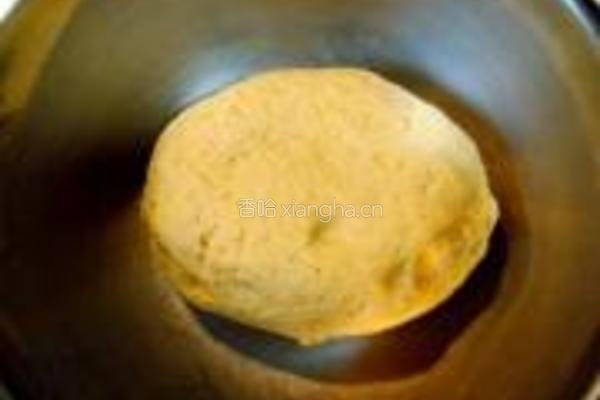 烤玉米面橄榄馅饼的做法图解2