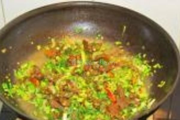 芹菜红椒炒面的做法图解4