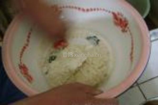 墨鱼韭菜面的做法图解3