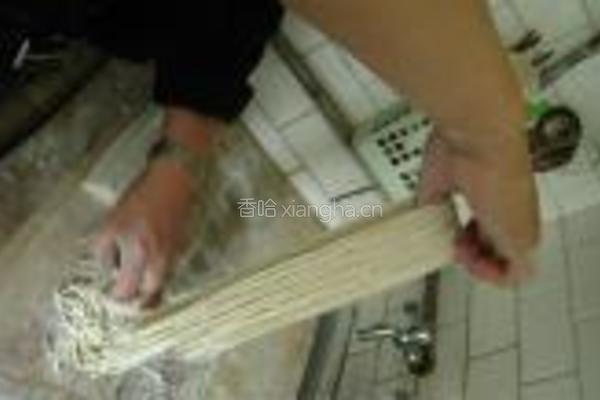 墨鱼韭菜面的做法图解11