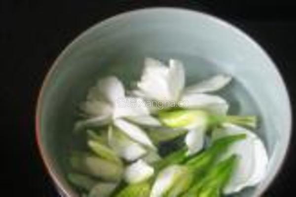 栀子花枸杞小米粥的做法图解3