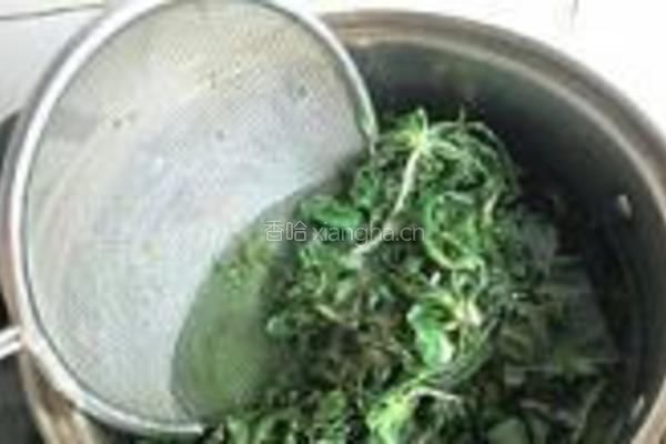 荠菜猪肉水饺的做法图解2