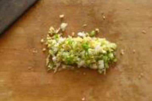 西芹猪肉紫米水饺的做法图解2