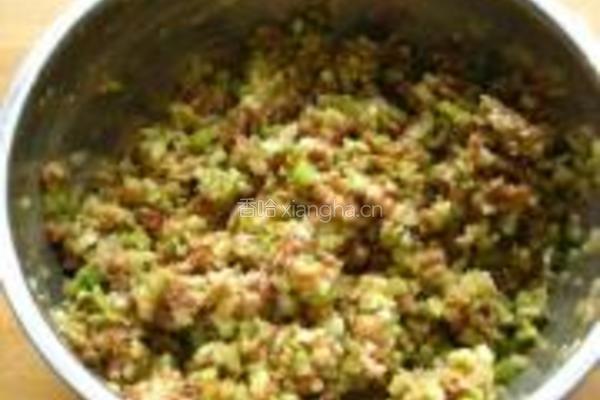 西芹猪肉紫米水饺的做法图解6