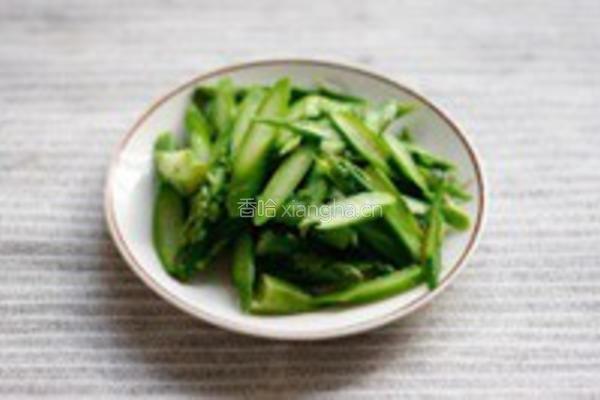 清炒芦笋配蛋羹的做法图解1