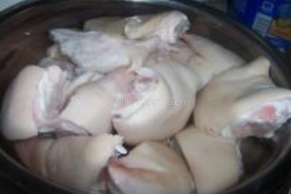 猪脚炖黄豆的做法图解3