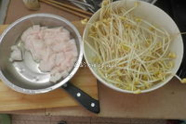 猪油渣抄黄豆芽的做法图解1