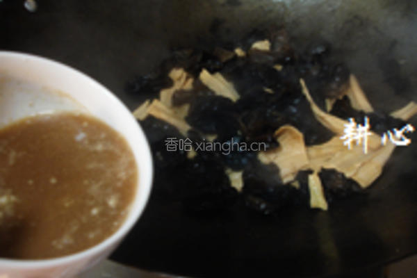 木耳腐竹炒虾仁的做法图解10