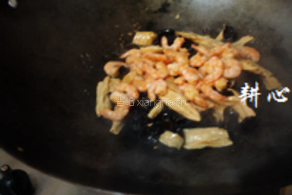 木耳腐竹炒虾仁的做法图解13