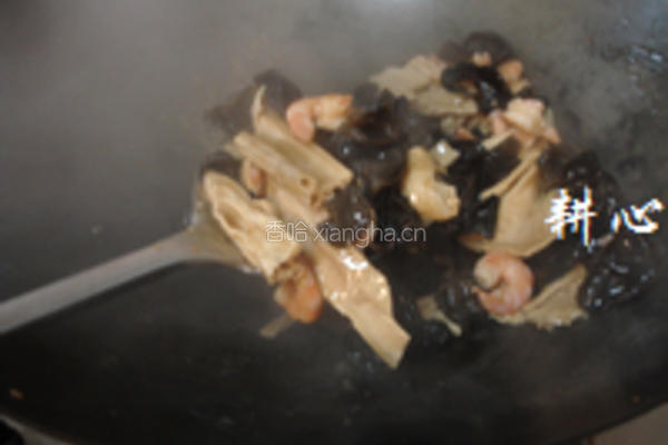 木耳腐竹炒虾仁的做法图解14