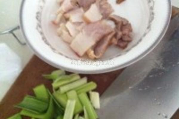 蒜苗炒回锅肉的做法图解1