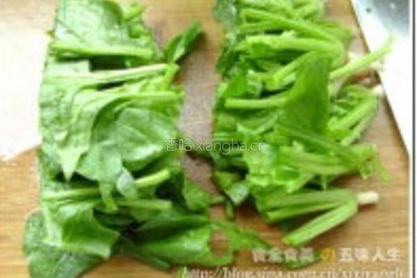 黑豆黑芝麻小鱼干凉拌菠菜的做法图解1