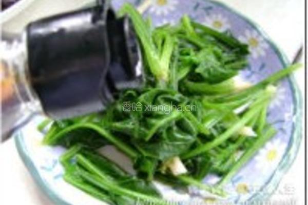 黑豆黑芝麻小鱼干凉拌菠菜的做法图解3