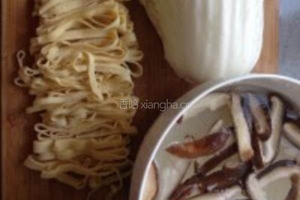 藕丁香菇肉丸汤的做法图解2