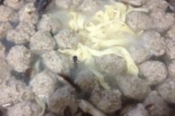 藕丁香菇肉丸汤的做法图解6