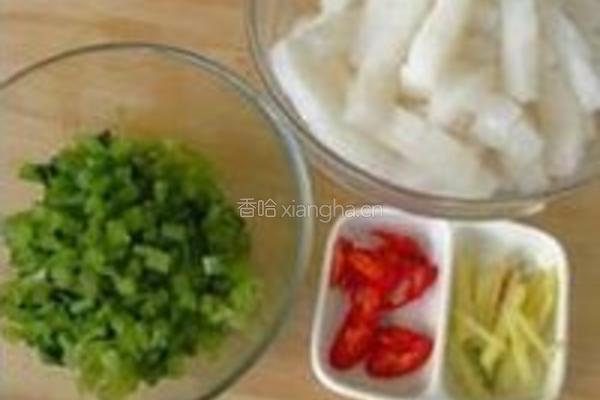 雪菜炒墨鱼的做法图解1