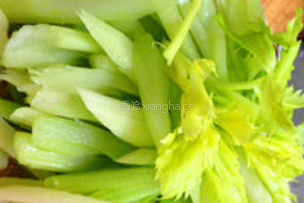 家常熏干炒芹菜的做法图解1