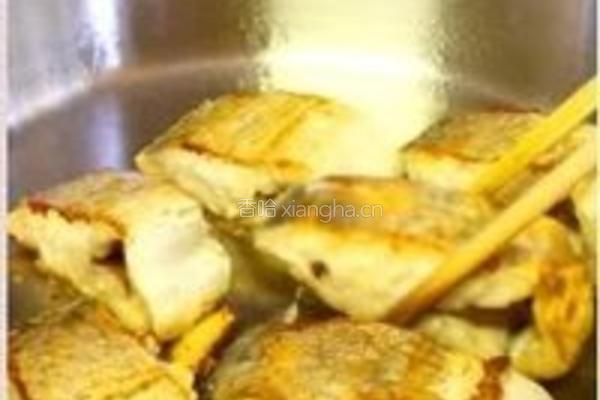 干煎盐酥带鱼的做法图解3
