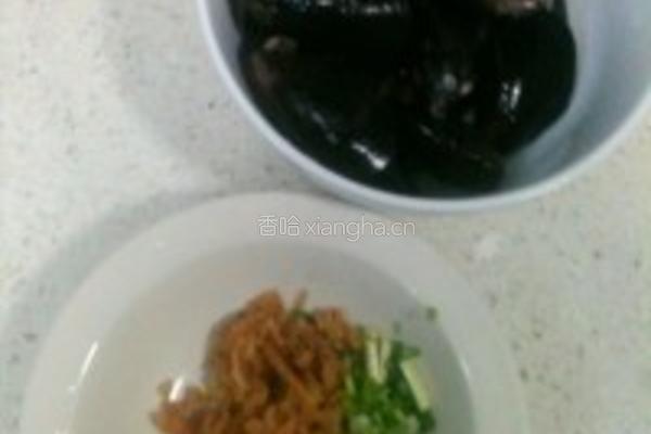 清淡汤葱香淡菜的做法图解1