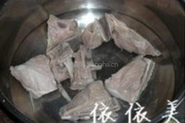 老黄瓜眉豆猪骨汤的做法图解1