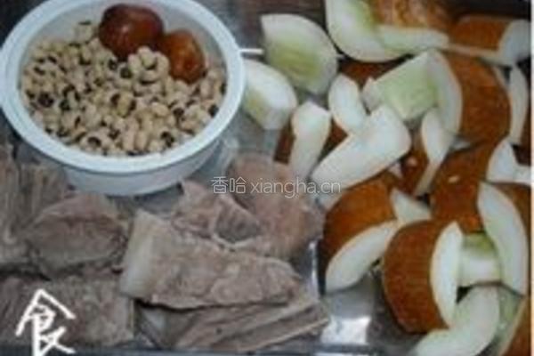 老黄瓜眉豆猪骨汤的做法图解2