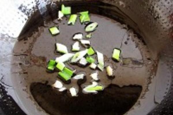 蒜苗烧豆腐的做法图解2