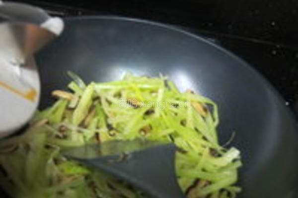香菇炒西芹的做法图解4