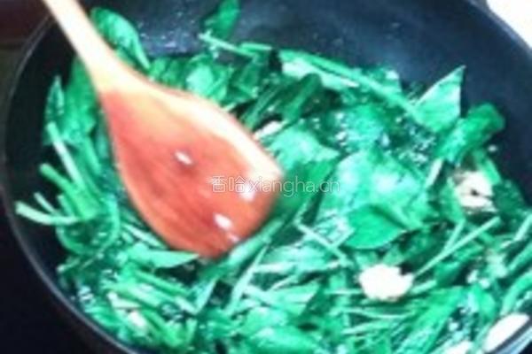 核桃仁菠菜的做法图解3