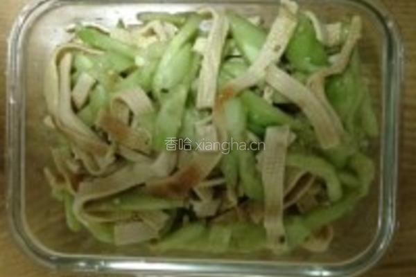 黄瓜丝拌豆腐丝的做法图解2