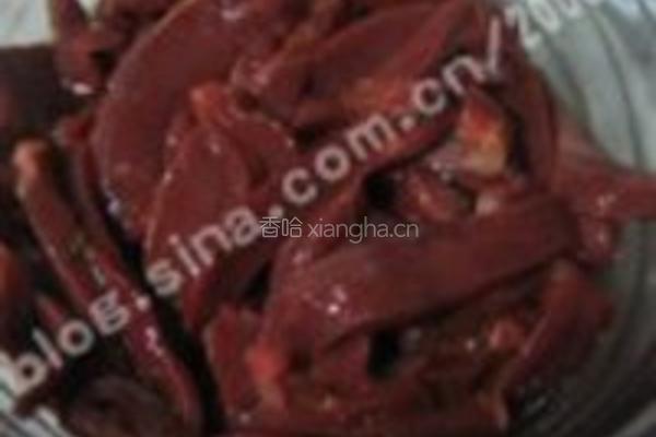 泡椒蒜苗爆炒猪心的做法图解1