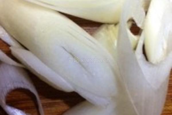 大白菜炒肥肠的做法图解3