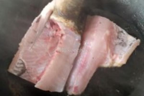 豆腐炖草鱼的做法图解2